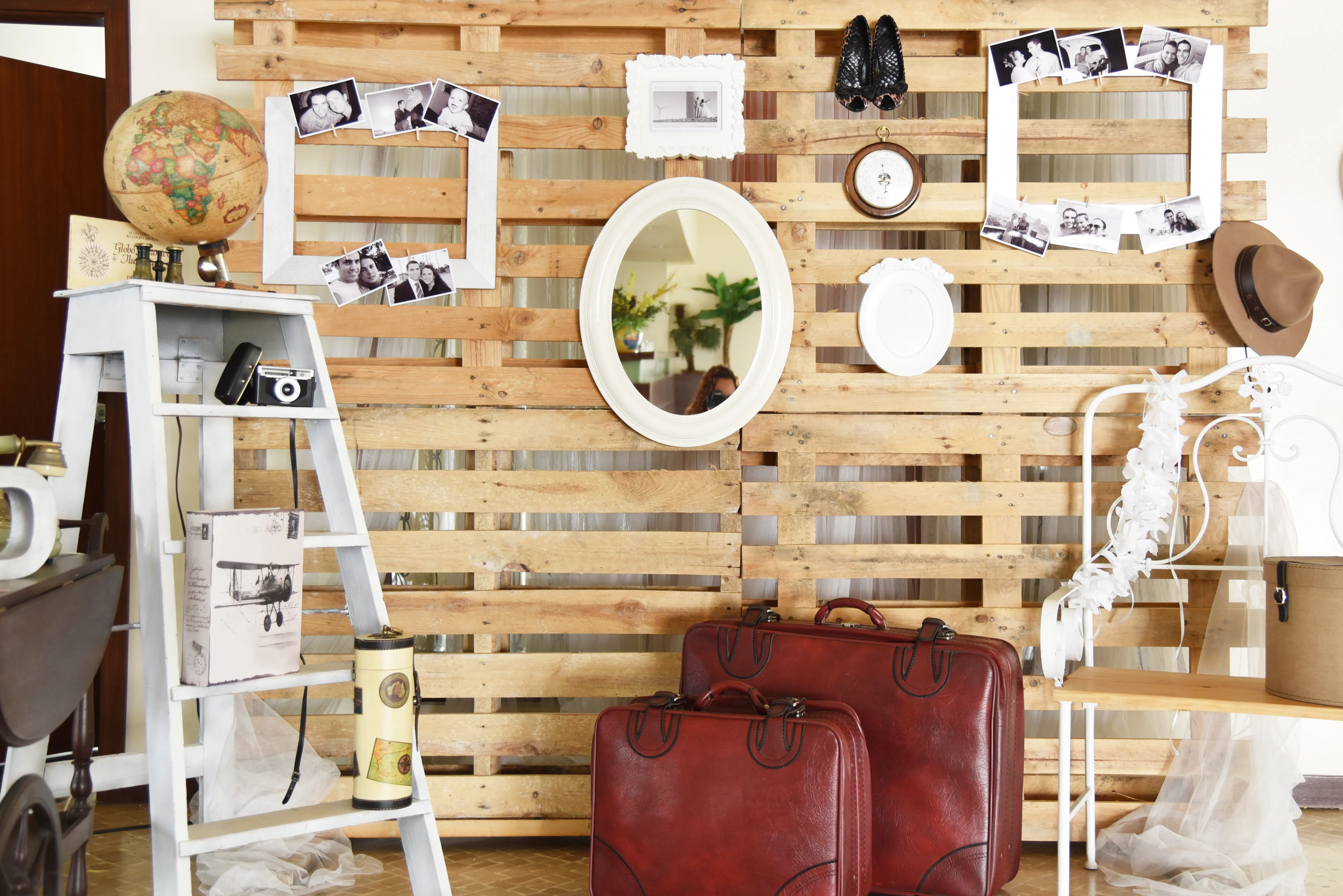 Dekorationen an einer Holzwand